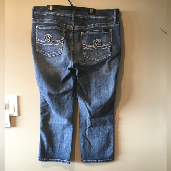 Seven7 Jean Capris - Picture 12 of 16